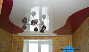 Натяжной потолок с криволинейной спайкой красный глянец + белый глянец.